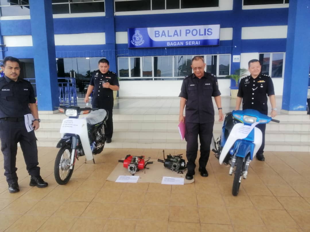 4 RAKAN SEKAMPUNG DITAHAN CURI MOTORSIKAL