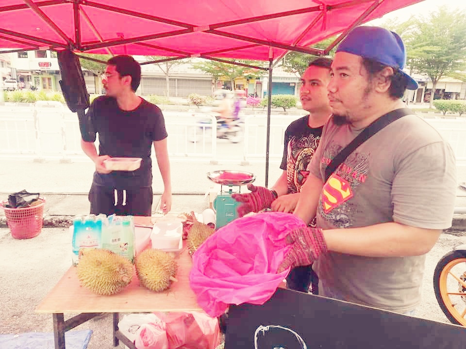 BEKAS SISWAZAH JUAL DURIAN DI KAKILIMA