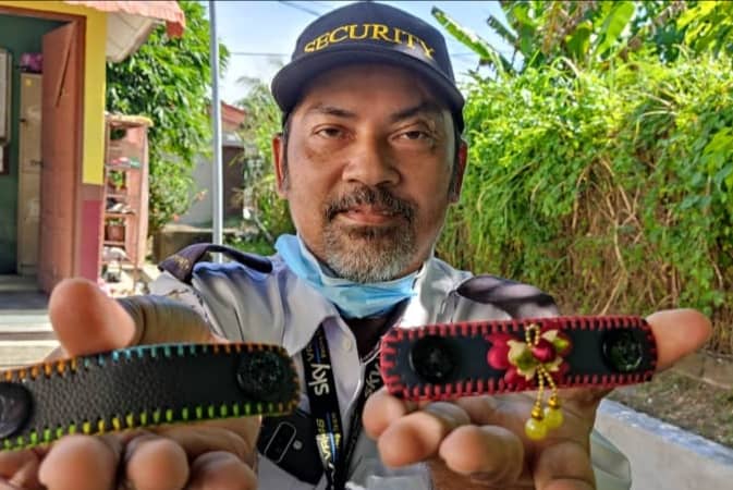 PELITUP MUKA DARI KULIT UNTUK WANITA BERTUDUNG