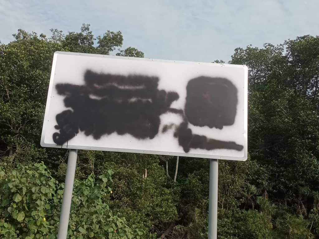 PAPAN TANDA DIROSAKKAN KONONNYA SAYANGKAN MONYET