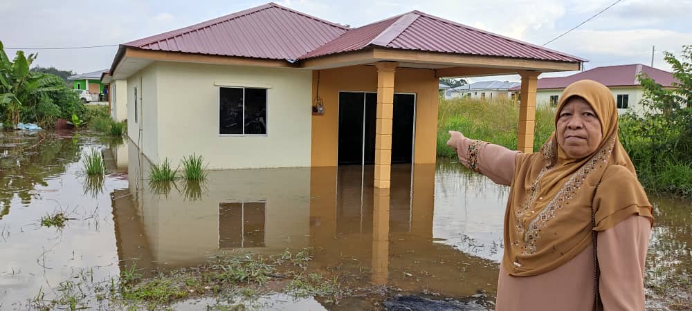 RUMAH DIMASUKI AIR DI KAMPUNG BALUN