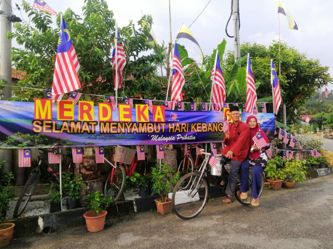 PUPUK SEMANGAT MERDEKA HIAS LAMAN DENGAN BENDERA