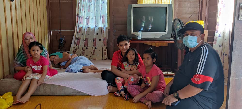 MUALAF KENA STROK PERLU BANTUAN