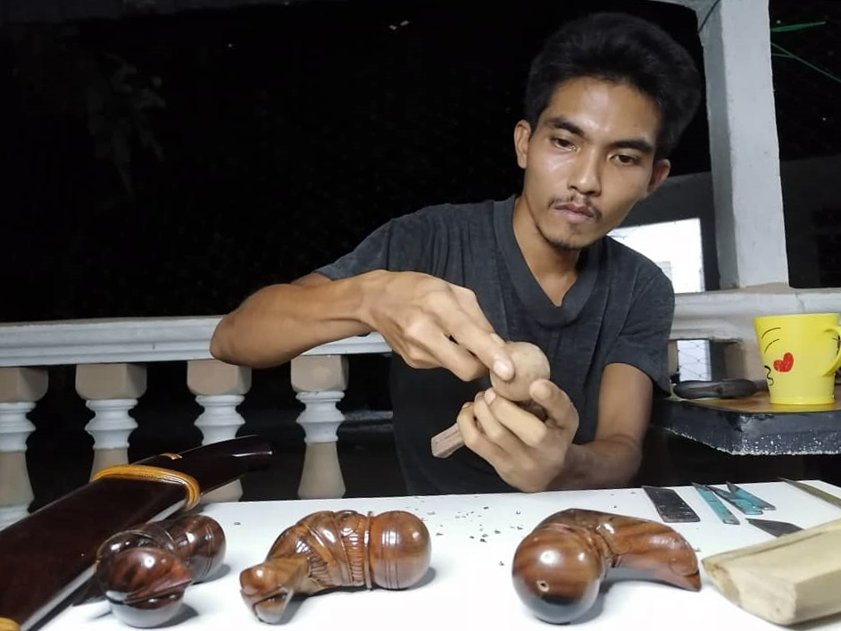 ANAK MUDA PAKAR UKIR HULU KERIS