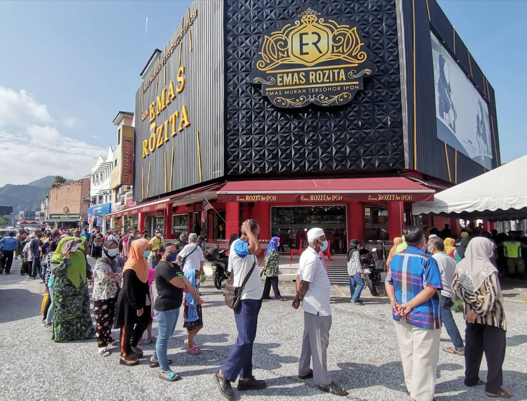 Kedai Emas Rozita kongsi rezeki Ramadan, edar beras, ikan percuma