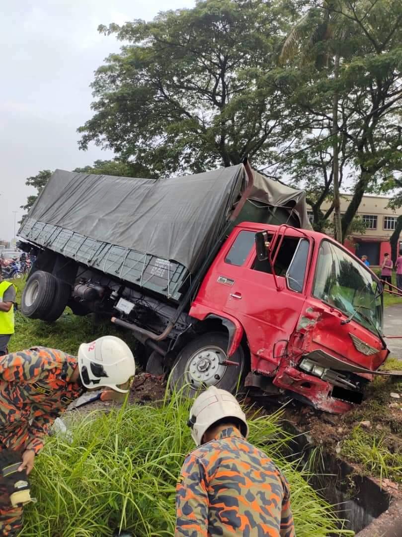 Lori rempuh tujuh kenderaan, empat cedera