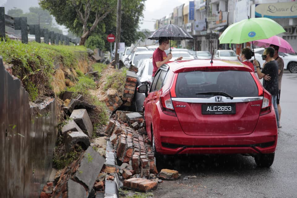 Enam kenderaan rosak akibat tembok penghadang jalan runtuh