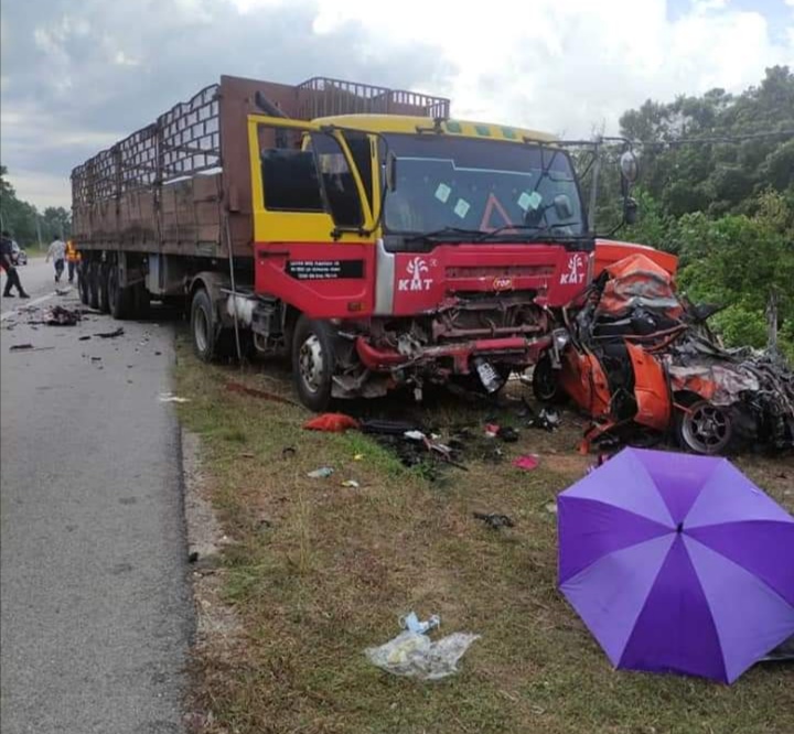 5 sekeluarga maut kereta bertembung treler