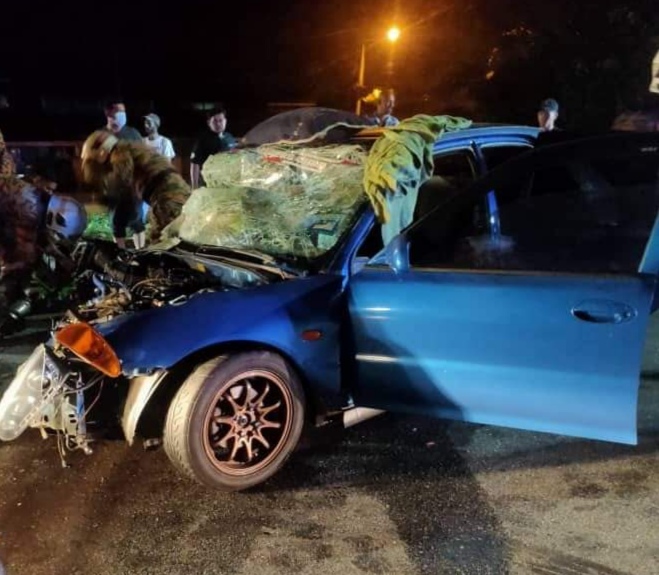 Lelaki cedera tersepit, kereta bertembung lori muatan kayu colok