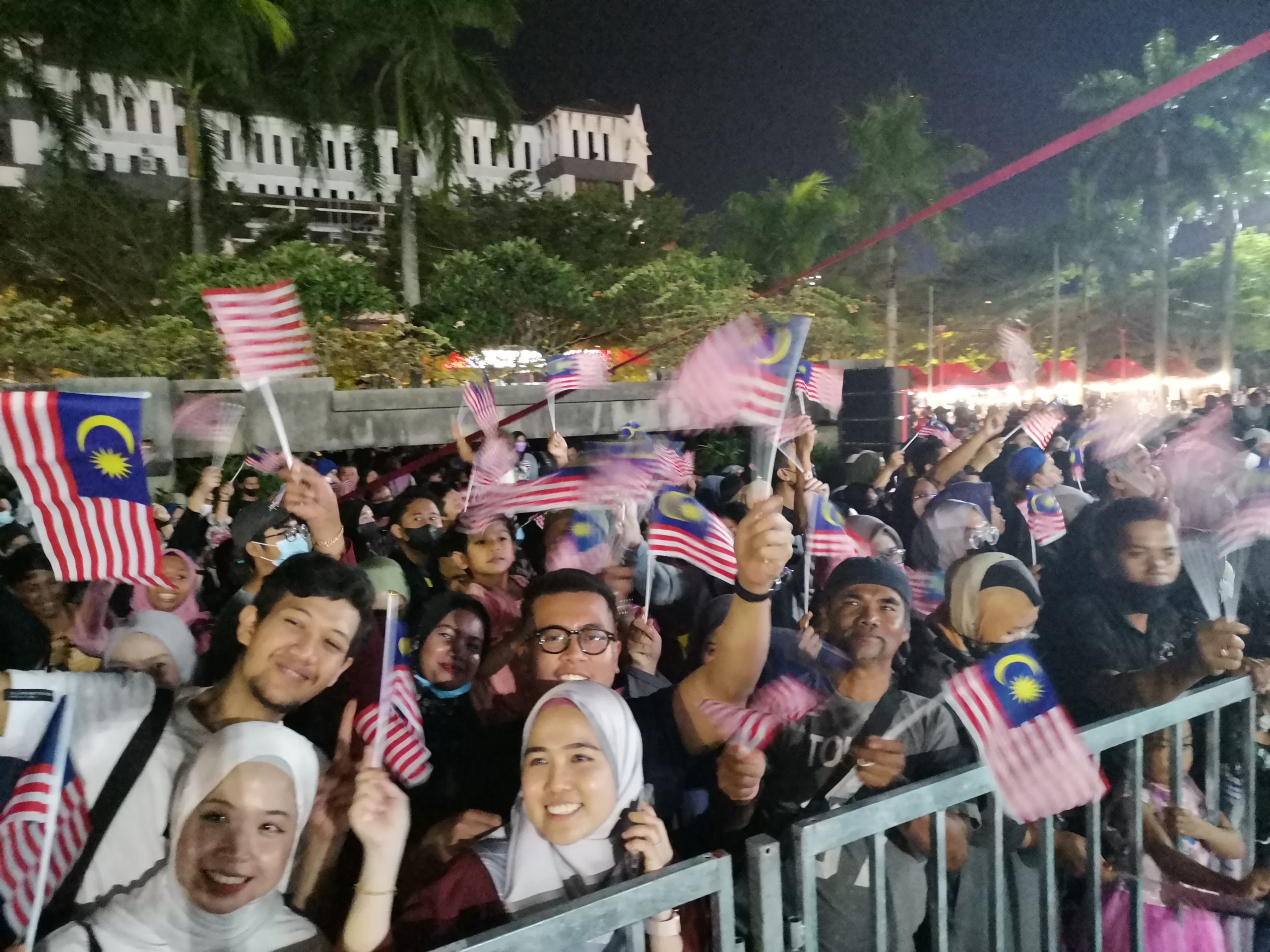 Lebih 10,000 banjiri Dataran Bandaraya Ipoh, meriahkan Ambang Merdeka