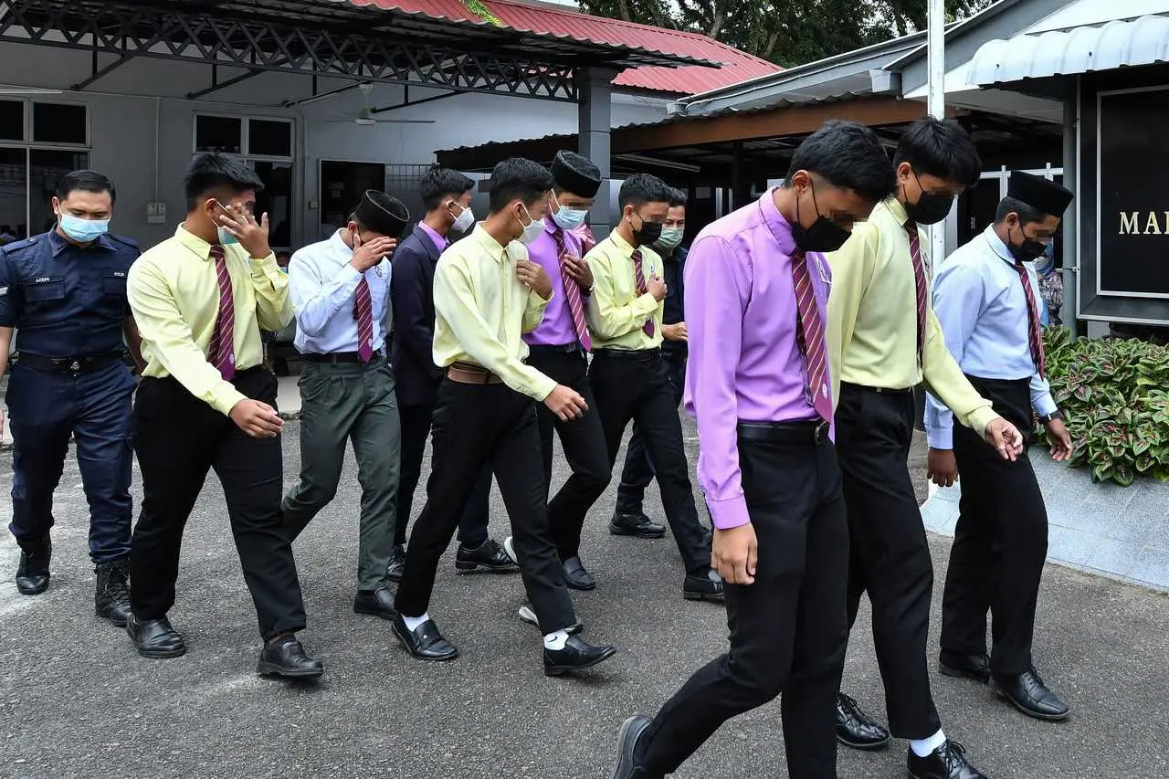 9 pelajar sekolah menengah didakwa cederakan rakan