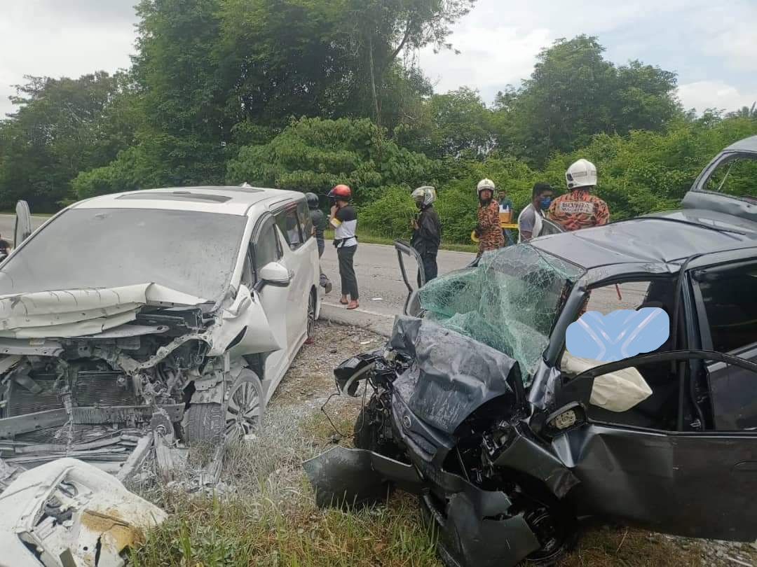 1 parah, 5 cedera termasuk 2 kanak-kanak selepas dua kenderaan bertembung