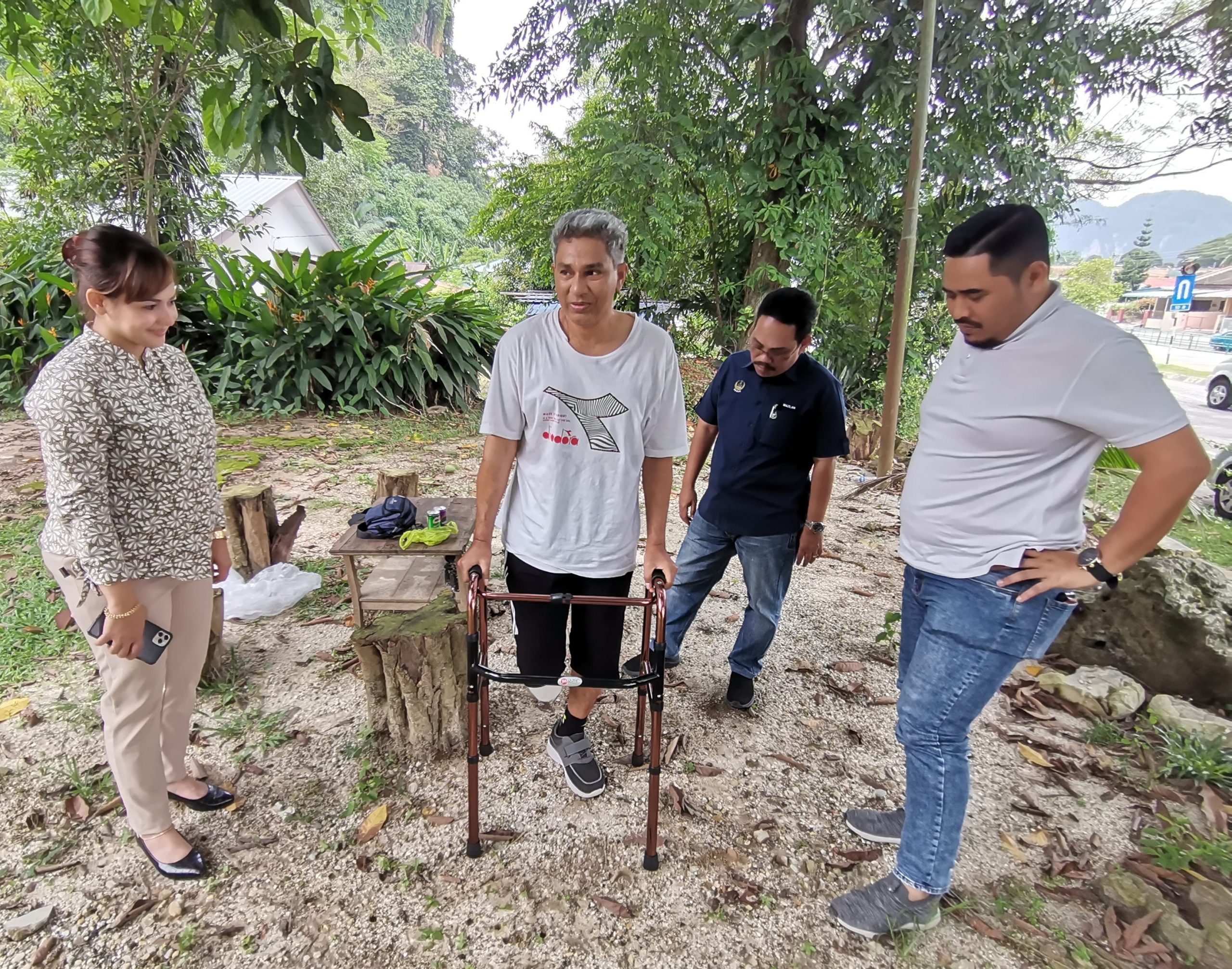 Tukang kebun bersyukur terima sumbangan tongkat kaki empat