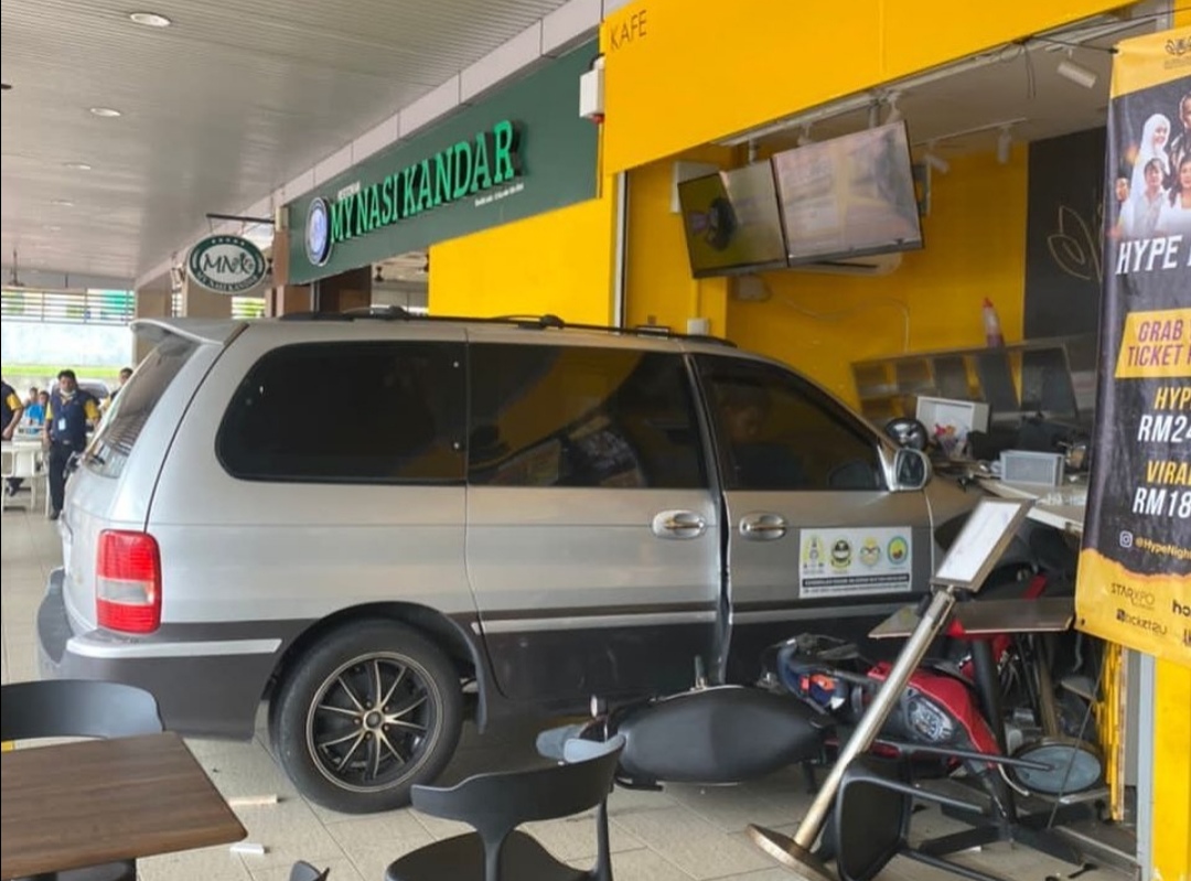 TULAR: Kereta rempuh premis BubbleBee akibat tertekan pedal minyak