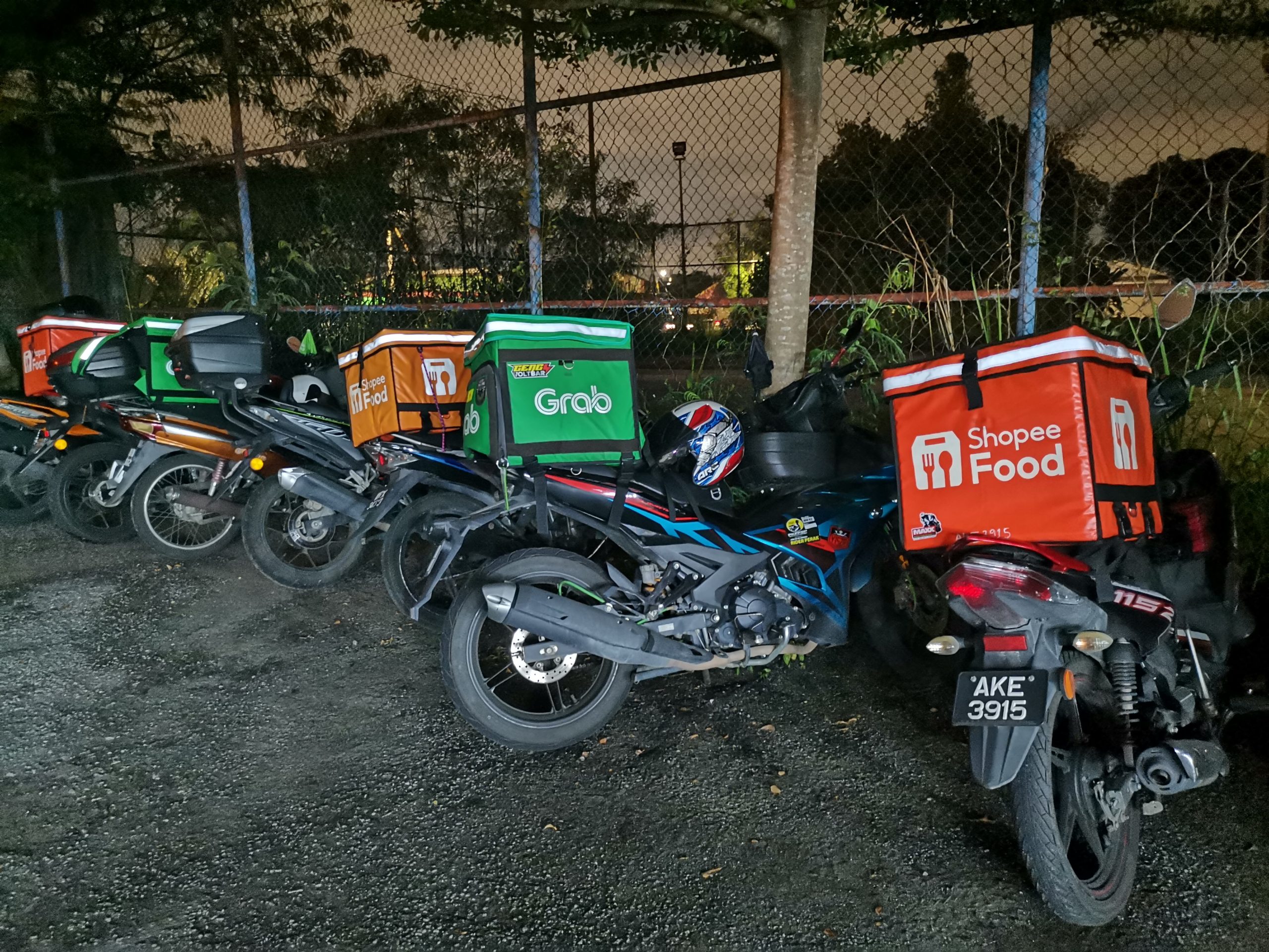 Penghantar makanan terima helmet percuma