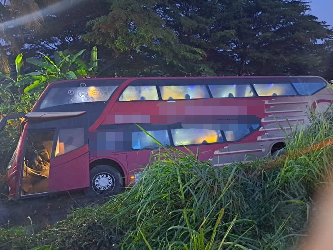 Bas ekspres terbabas dalam parit, pemandu cedera, 21 penumpang selamat