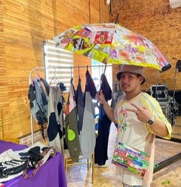 Penggemar fesyen tukar sampah jadi payung, beg tangan