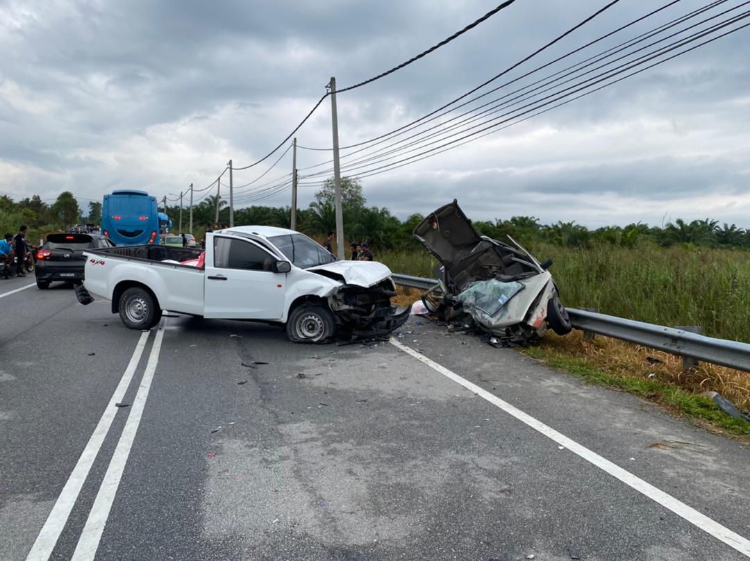 Seorang maut, dua cedera kereta bertembung trak pikap di Kampung Gajah