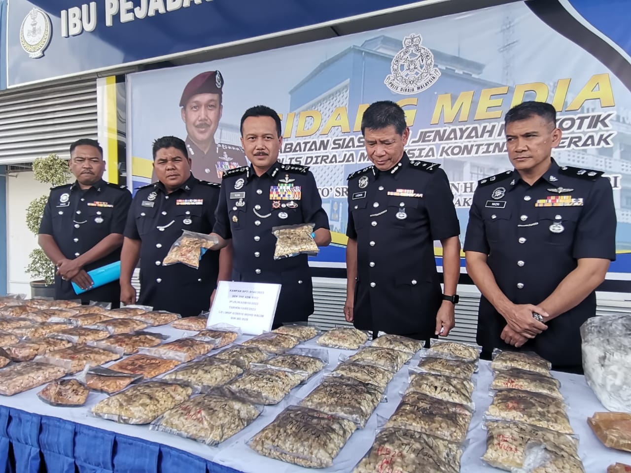 Polis bongkar rumah dijadikan makmal haram proses dadah, tahan dua adik beradik