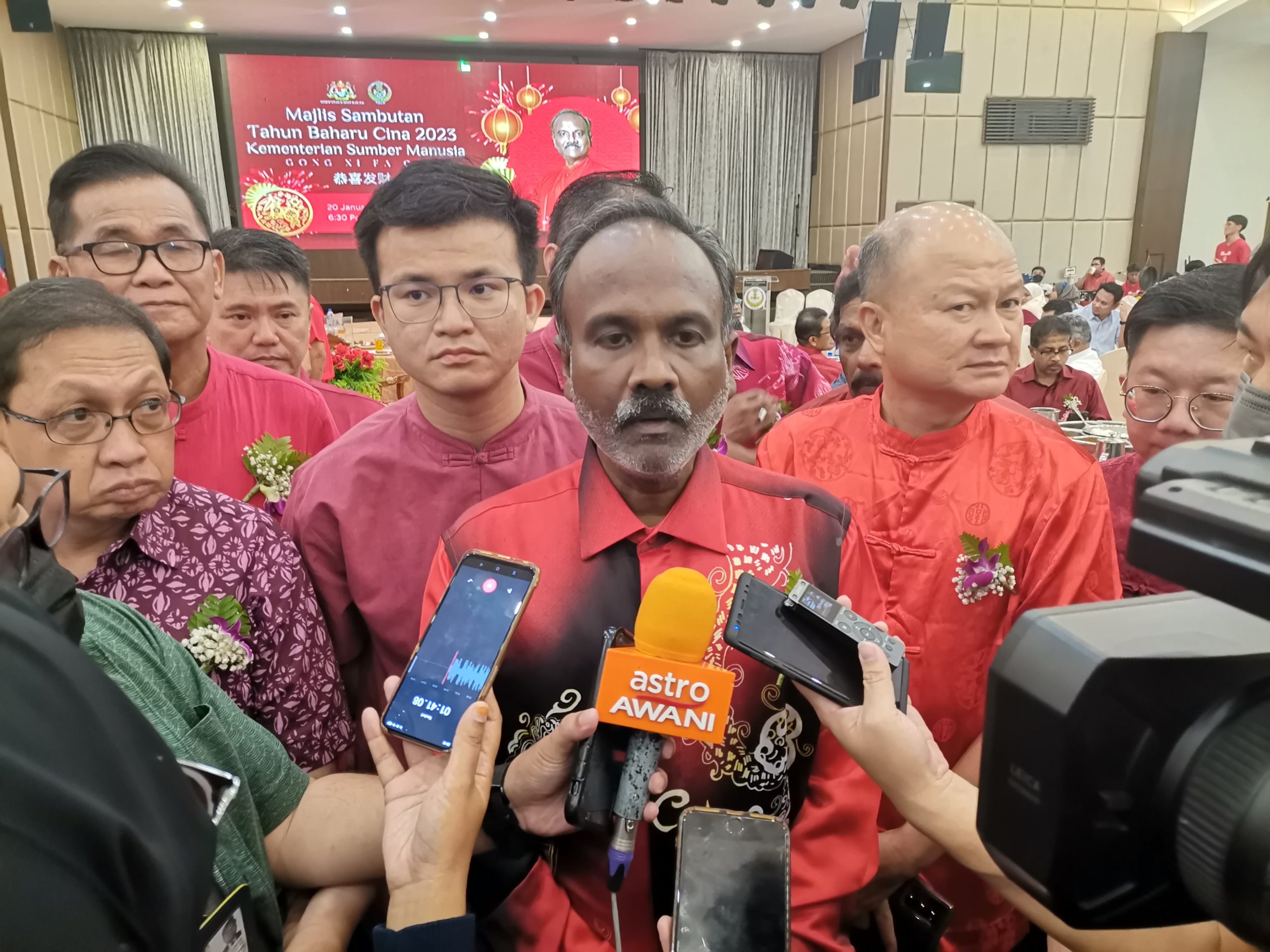 Pertimbang akan mengkaji penggajian pekerja asing bagi sektor lain jika ada keperluan - Sivakumar