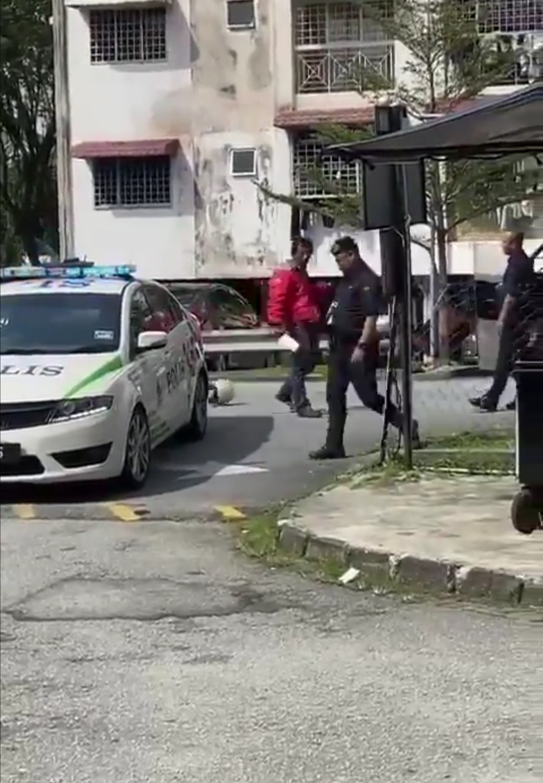 Lelaki mengamuk guna parang ditahan