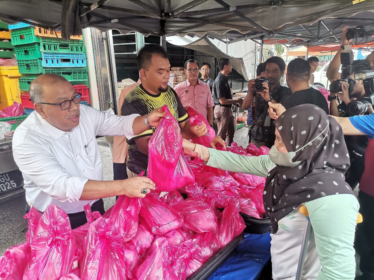 Gerai jual ayam, telur diserbu pengunjung di Pasar Tani Mesra