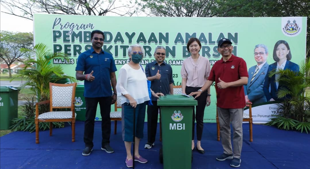 MBI terus agih tong sampah percuma, penduduk Taman Klebang Putra terima 1,485 unit
