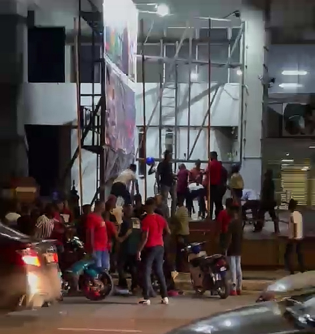Polis kesan individu terlibat insiden kekecohan di luar Bangunan Seri Kinta dalam video tular