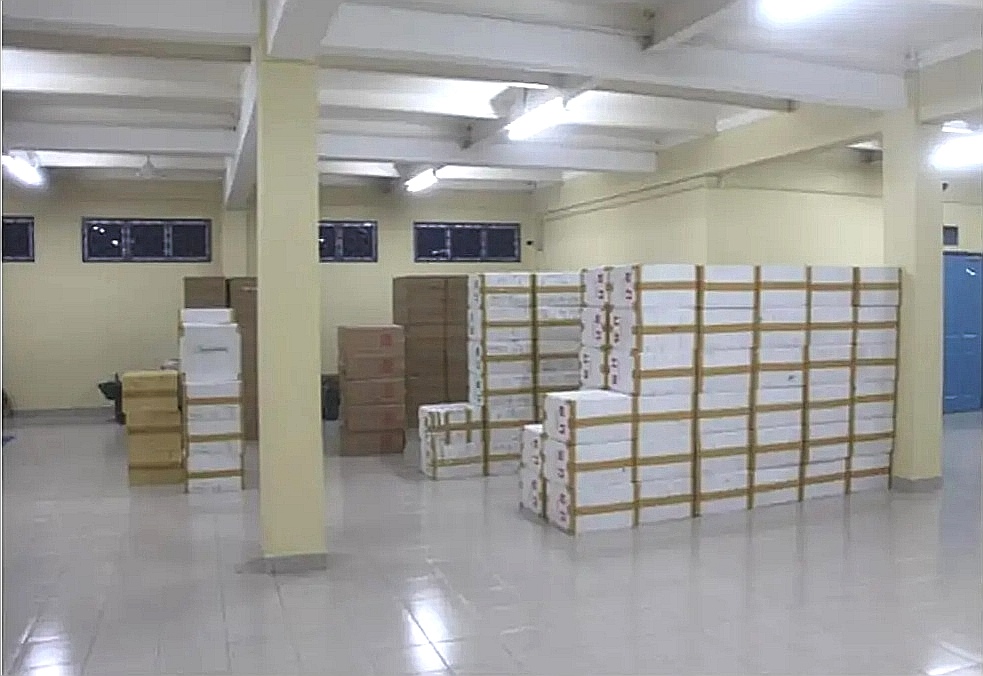 Polis serbu rumah jadi stor simpanan rokok seludup, rampas rokok bernilai RM184,800