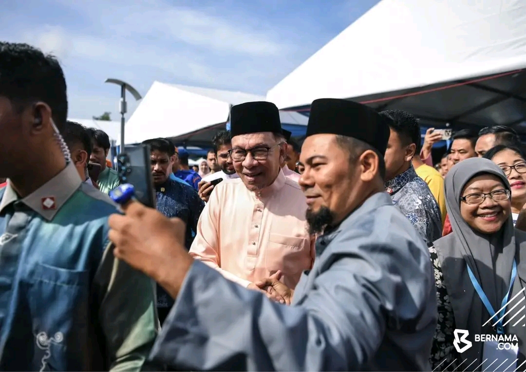 Anwar mahu pemasangan papan iklan papar wajahnya, Malaysia Madani dihentikan
