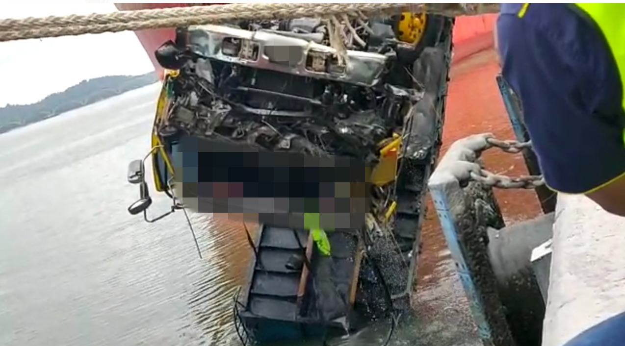 Pemandu maut lori 10 tan terhumban dalam laut
