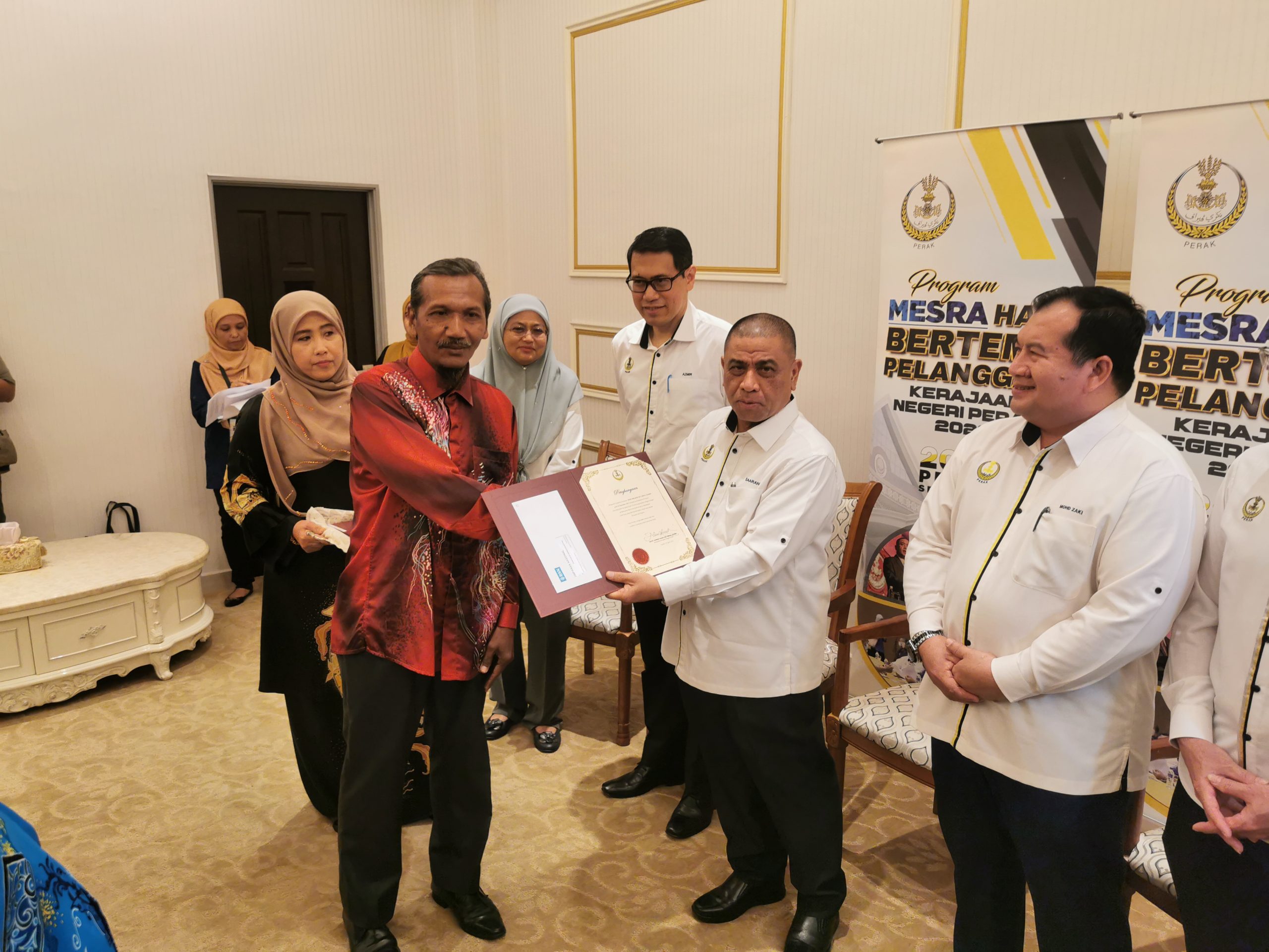 Bantuan Khas Aidilfitri: Penjawat awam di Perak terima 'duit raya' RM700