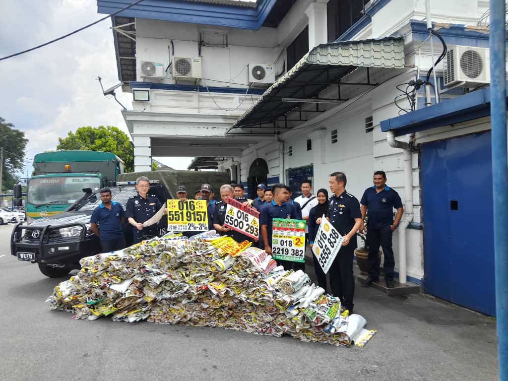 3,917 poster, kain rentang ah long diturunkan di Ipoh