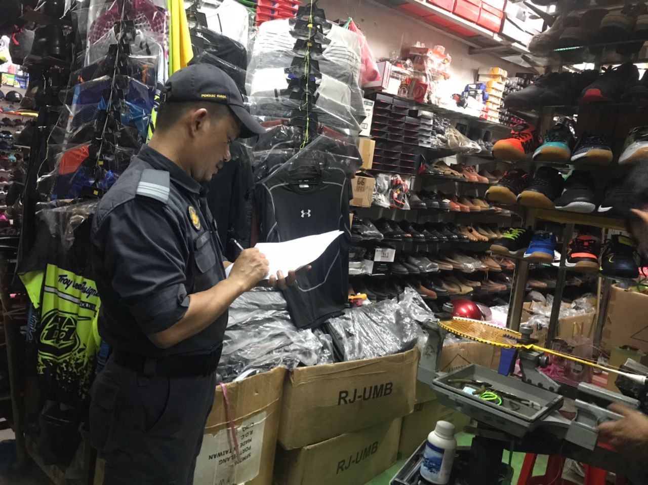KPDN rampas kasut, pakaian sukan berjenama tiruan di Parit Buntar bernilai RM83,000