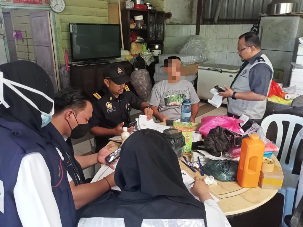 Guna logo halal palsu, KPDN serbu premis proses susu kacang soya di Teluk Intan
