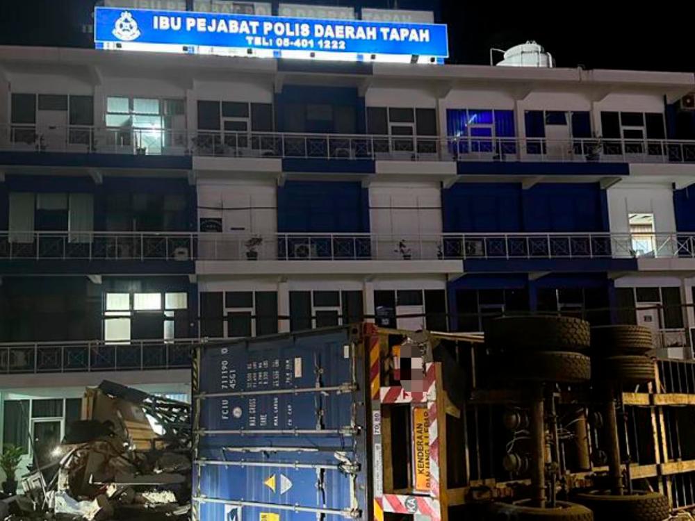 Pemandu lori kontena rempuh pagar, pos pengawal IPD Tapah ditahan polis