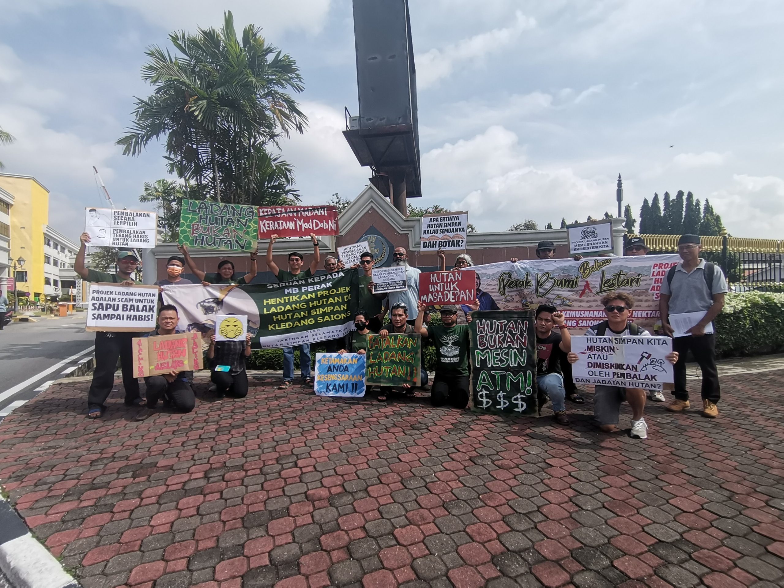 NGO serah memorandum bantah ladang hutan Kledang Saiong kepada MB Perak