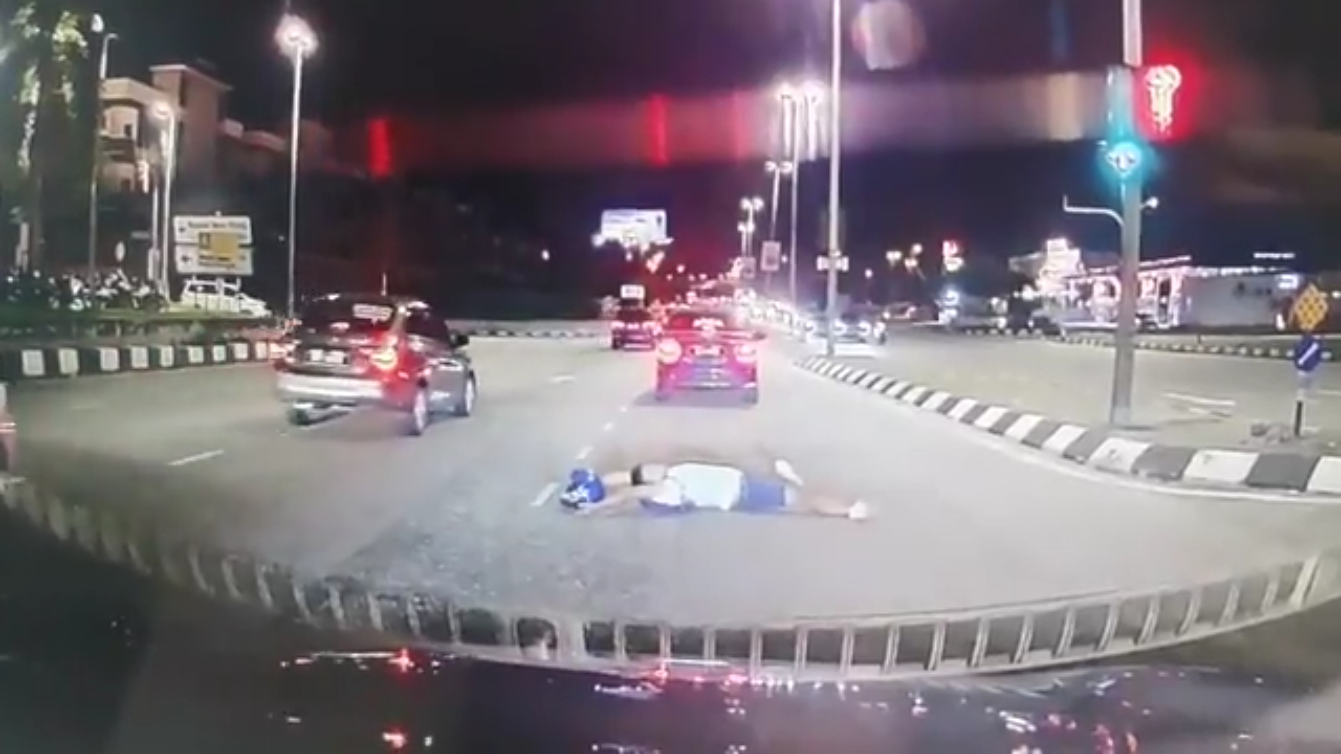 Polis cari individu tular baring atas jalan