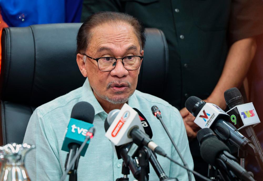 PM Anwar kemuka dokumen berkaitan Felda, desak Muhyiddin mohon maaf