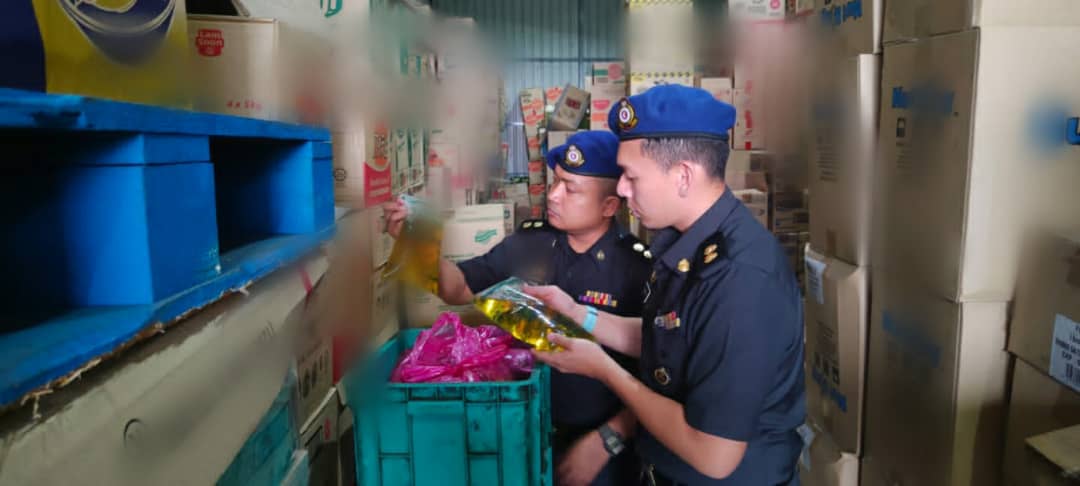 Simpan lebih had, KPDN Perak sita 4,240 kg minyak masak