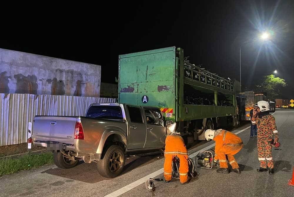 Pemandu pacuan empat roda maut selepas dipercayai terlelap, rempuh lori parkir tepi jalan