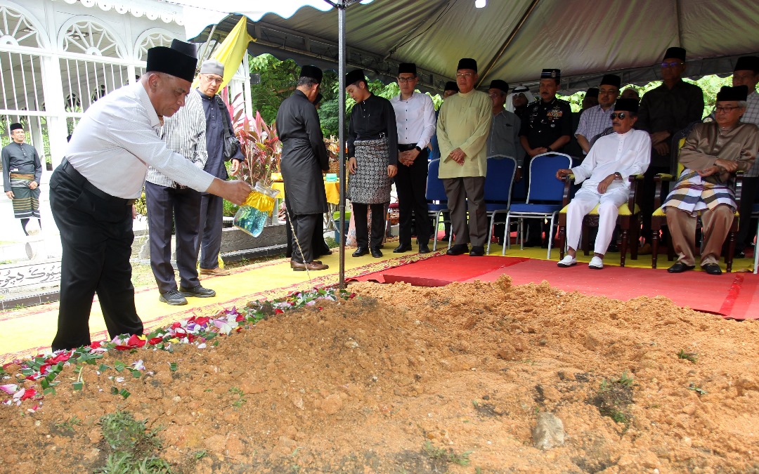 Jenazah bekas Timbalan Menteri Pertahanan Dr Abdullah Fadzil selamat dikebumi di tanah perkuburan Islam Masjid Panglima Kinta