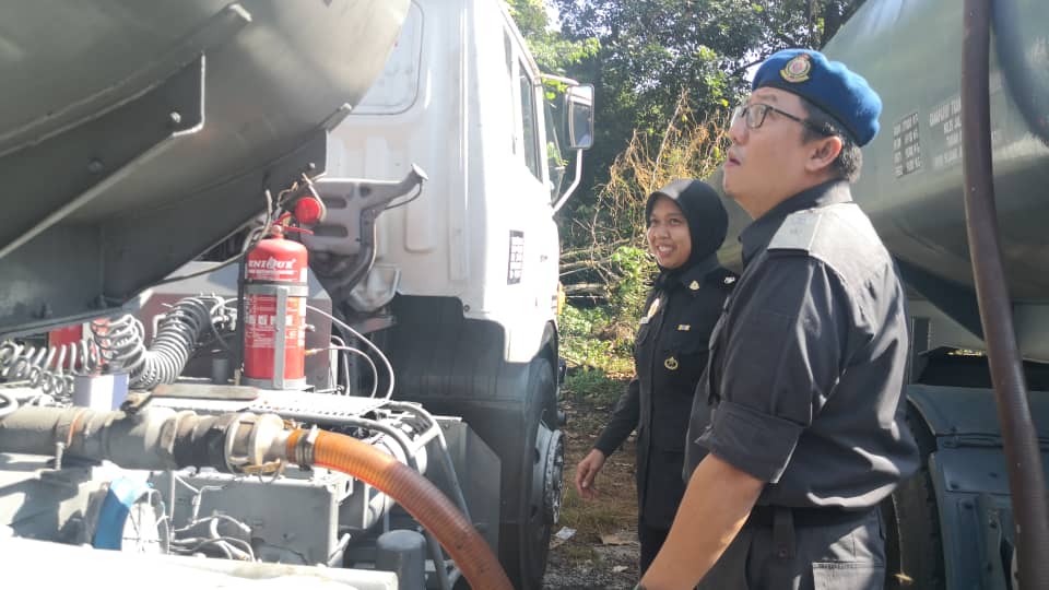 Dua pemandu lori ditahan, 13,000 liter diesel subsidi disita depan bengkel lori