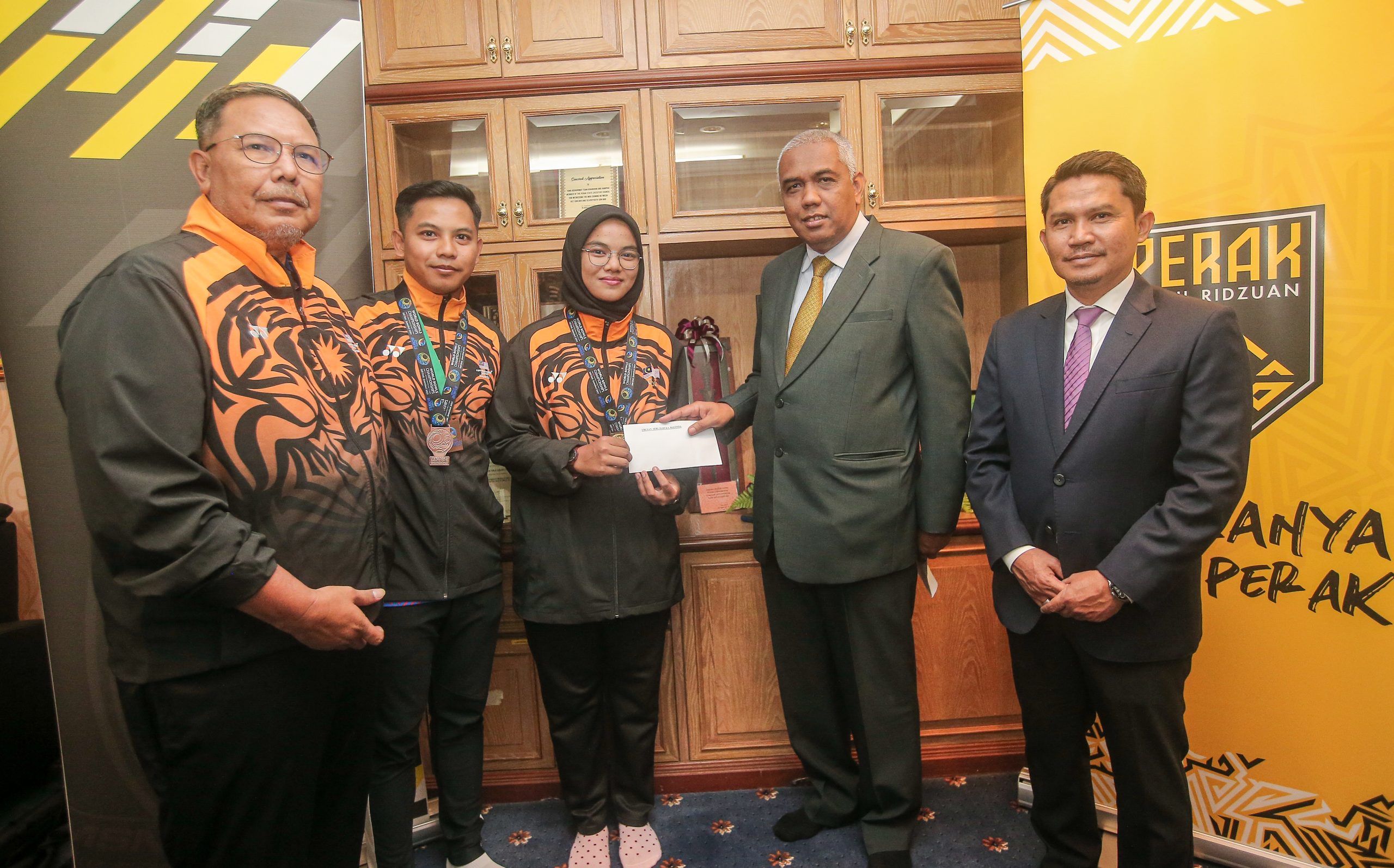 Kerajaan Negeri Perak beri insentif dua atlet boling padang yang merangkul emas, gangsa pada kejohanan dunia