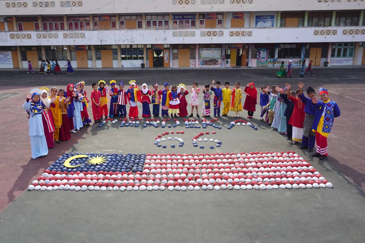 SK Buntong hasilkan replika Jalur Gemilang, Merdeka 66 guna 1,000 tempurung kelapa