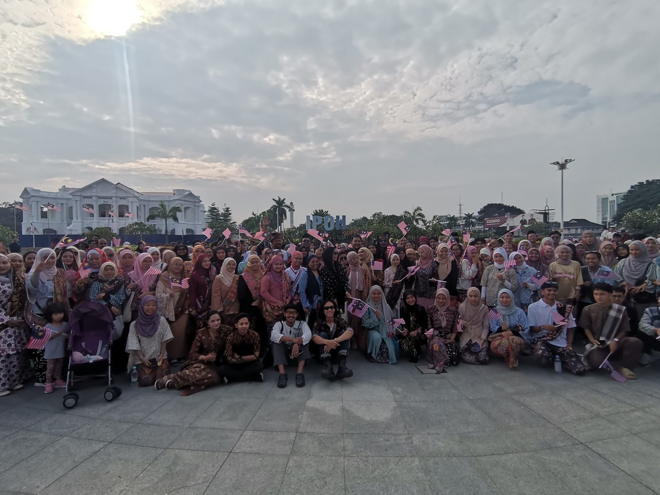KS2023 Ipoh himpun pelbagai kaum mengenakan busana tradisional sempena Hari Malaysia