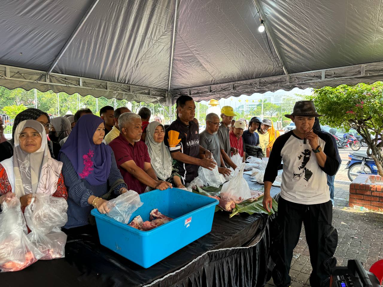 JUALAN DAGING RAHMAH LADANG JAMAL ABDILLAH DILUAR JANGKAAN