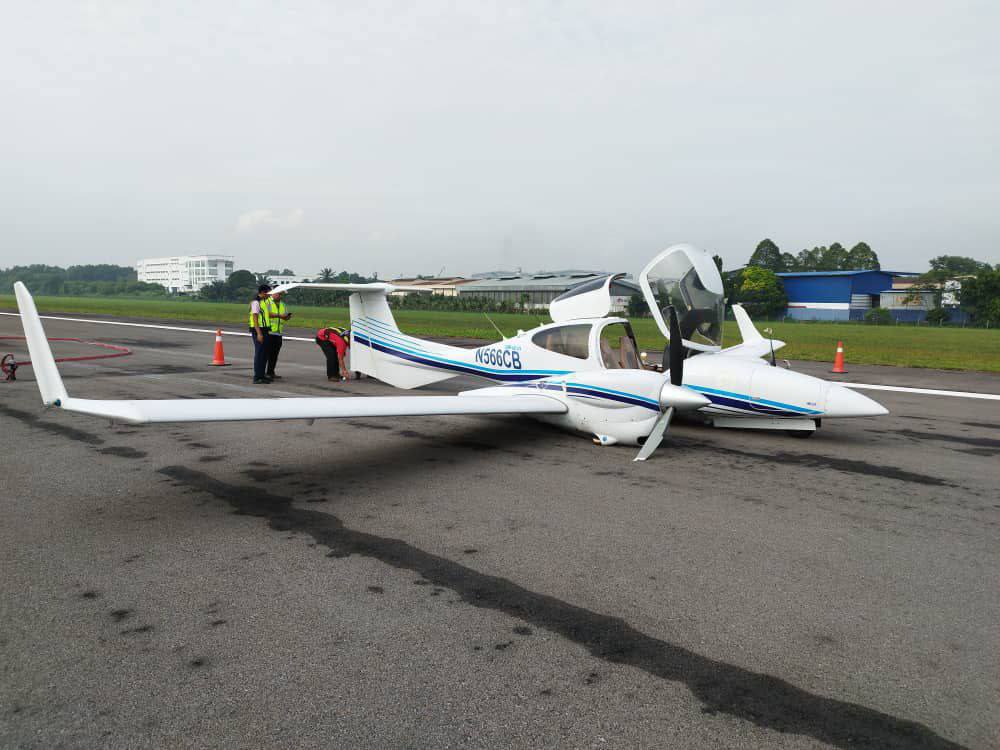 PESAWAT RINGAN MENDARAT KECEMASAN DI LAPANGAN TERBANG SULTAN ABDUL AZIZ SHAH
