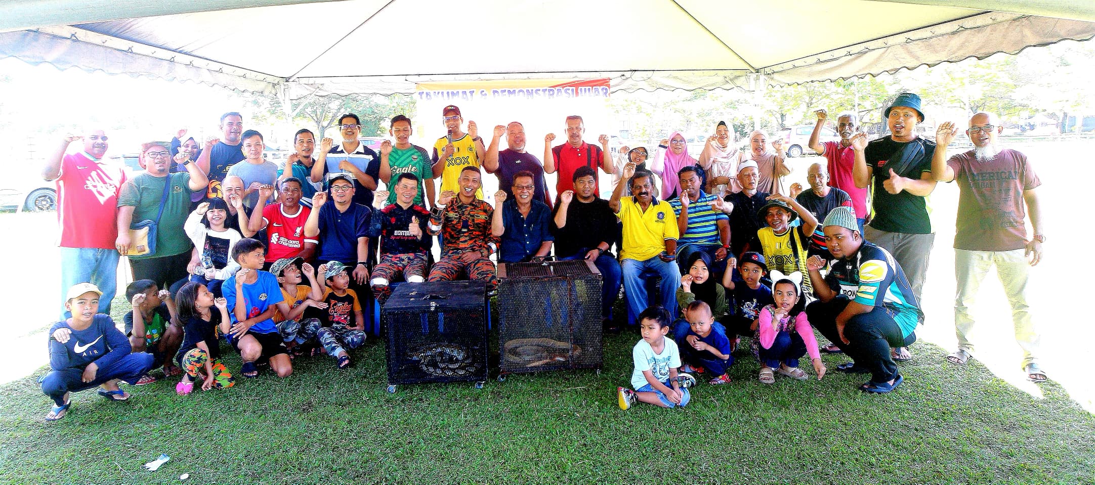 SKUAD 'KING COBRA' JABATAN BOMBA DAN PENYELAMAT MALAYSIA BERKOLABORASI BERSAMA KAWASAN RUKUN TETANGGA DESA LANG.