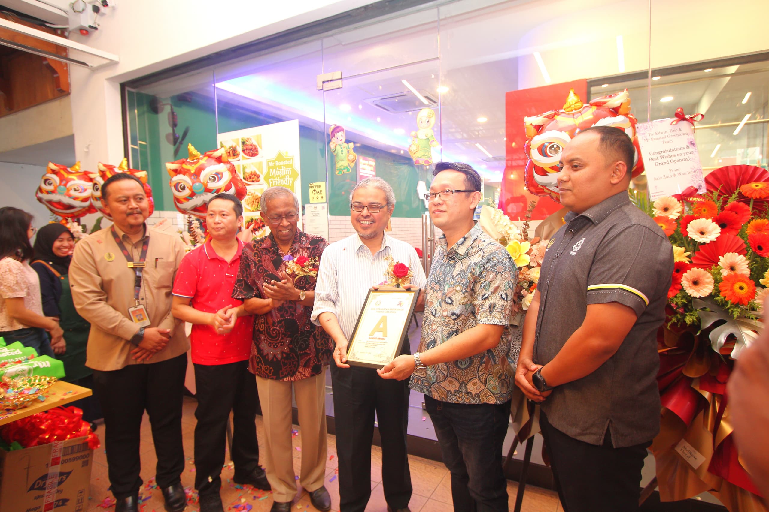 DATUK BANDAR IPOH MERASMIKAN PEMBUKAAN RESTORAN MR ROASTED GREENTOWN BERSAMA ANAK YATIM